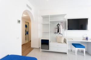 A television and/or entertainment centre at TOFANI APARTMENT - luminoso con terrazzo panoramico