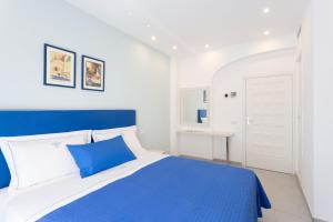 A bed or beds in a room at TOFANI APARTMENT - luminoso con terrazzo panoramico