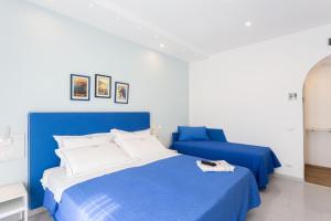 A bed or beds in a room at TOFANI APARTMENT - luminoso con terrazzo panoramico