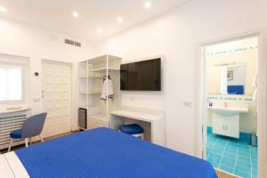 A television and/or entertainment centre at TOFANI APARTMENT - luminoso con terrazzo panoramico