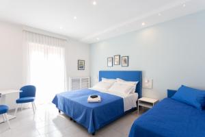 A bed or beds in a room at TOFANI APARTMENT - luminoso con terrazzo panoramico