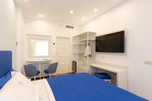 A television and/or entertainment centre at TOFANI APARTMENT - luminoso con terrazzo panoramico