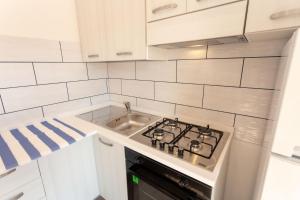 A kitchen or kitchenette at TOFANI APARTMENT - luminoso con terrazzo panoramico
