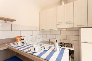 A kitchen or kitchenette at TOFANI APARTMENT - luminoso con terrazzo panoramico