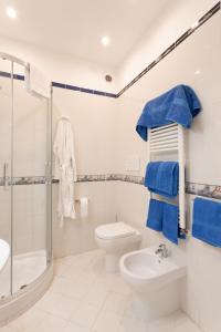 A bathroom at TOFANI APARTMENT - luminoso con terrazzo panoramico Még 37 kép