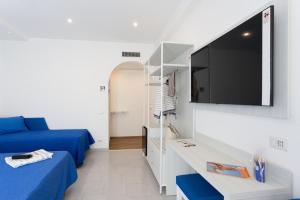 A television and/or entertainment centre at TOFANI APARTMENT - luminoso con terrazzo panoramico