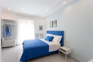 A bed or beds in a room at TOFANI APARTMENT - luminoso con terrazzo panoramico