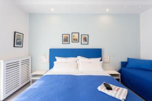 A bed or beds in a room at TOFANI APARTMENT - luminoso con terrazzo panoramico