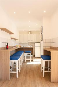 A kitchen or kitchenette at TOFANI APARTMENT - luminoso con terrazzo panoramico