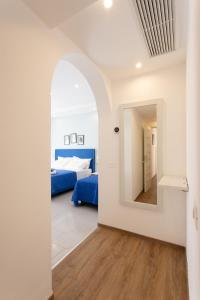 A bed or beds in a room at TOFANI APARTMENT - luminoso con terrazzo panoramico
