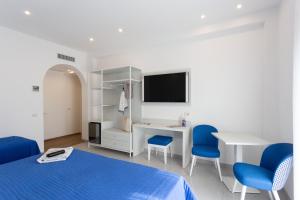 TV a/nebo společenská místnost v ubytování TOFANI APARTMENT - luminoso con terrazzo panoramico