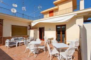 A balcony or terrace at TOFANI APARTMENT - luminoso con terrazzo panoramico