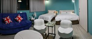竹山鎮にある小旅慢行のベッド2台とソファが備わる客室です。