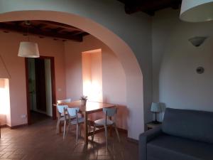 sala de estar con mesa, sillas y sofá en Casolare di campagna en Viterbo