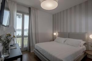 Postel nebo postele na pokoji v ubytování Isola Polvese Resort + 37 fotografií