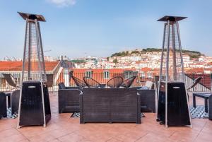 een groep stoelen en tafels op een balkon bij The ART INN Lisbon in Lissabon