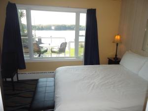 Postel nebo postele na pokoji v ubytování Bayside Inn & Waterfront Suites