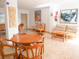 A seating area at Apartamentos Cala Llonga