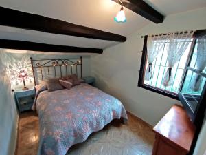 Postel nebo postele na pokoji v ubytování Rural Salut - Cal Peguera, casa de cuento en medio del bosque