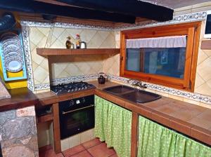 Kuchyň nebo kuchyňský kout v ubytování Rural Salut - Cal Peguera, casa de cuento en medio del bosque