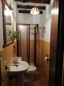 Kylpyhuone majoituspaikassa Apartamentos Rurales Lanteira