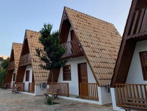 uma fila de casas com telhados castanhos em Pousada Chalés Olaria - Exclusiva para Casais em Tiradentes
