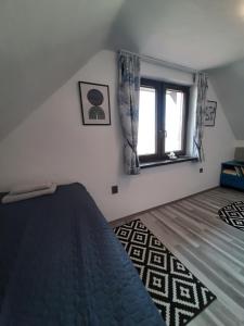 1 dormitorio con cama y ventana en Grapeline Guesthouse, en Chotín