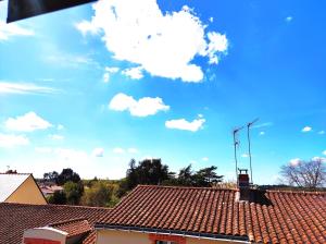 vistas a los tejados de las casas con cielo azul en Le 3plex - Coeur de Vertou - Original, en Vertou