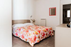 a bedroom with a bed with a floral bedspread at LA RIPA in Riomaggiore