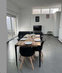 a dining room with a wooden table and chairs at LE LOFT - 70m2 T3 Cronenbourg 6 pers in Strasbourg