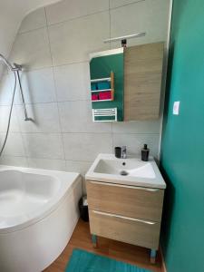 Ένα μπάνιο στο Bel appartement dans le centre ville de Carnac
