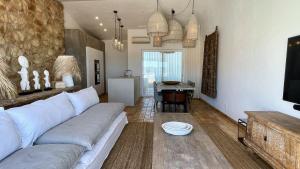 a living room with a white couch and a kitchen at Alvor Bela Vista I in Alvor