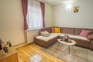 sala de estar con sofá y mesa en Vojinovic Apartman, en Žabljak