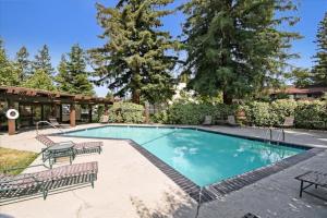 サニーベールにあるLarge and full of light apartment next to Google, Apple, Stanford in the heart of Silicon Valleyのスイミングプール(椅子2脚、テーブル付)