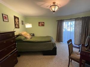 サニーベールにあるLarge and full of light apartment next to Google, Apple, Stanford in the heart of Silicon Valleyのベッドとドレッサーと窓のある寝室