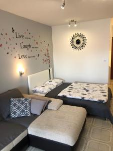 Zimmer mit 2 Betten und einem Sofa in der Unterkunft Studio apartma Franca in Umag