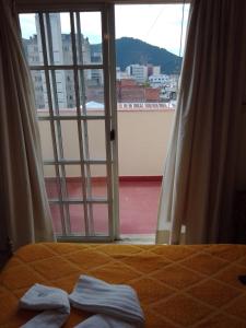 1 dormitorio con cama y ventana grande en DEPTO BELGRANO en Salta