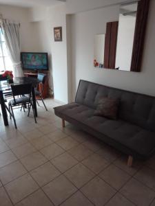 sala de estar con sofá y mesa en DEPTO BELGRANO en Salta