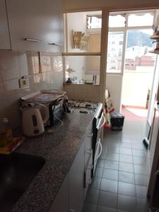 cocina con fogones y encimera en DEPTO BELGRANO en Salta