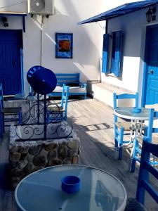 Χώρος καθιστικού στο Yacht Front Studio-Back Yard - No 6