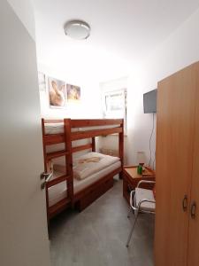 1 dormitorio con 2 literas y 1 silla en Ferienwohnung Auszeit Parkresidenz, en Hahnenklee-Bockswiese