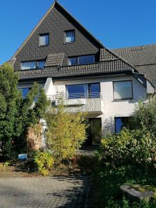 un edificio de apartamentos con techo de gambrel en Ferienwohnung Auszeit Parkresidenz, en Hahnenklee-Bockswiese