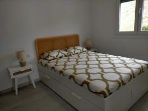 a bedroom with a large bed with white sheets and pillows at Precioso loft con piscina comunitaria in Las Negras