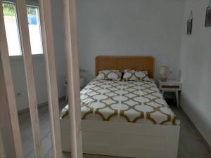 a bedroom with a bed and a staircase with a window at Precioso loft con piscina comunitaria in Las Negras