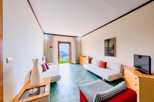 a living room with a couch and a tv at Domus Auditorium in Ravello