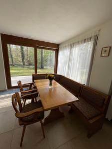 Posedenie v ubytovaní Kersko Apartments