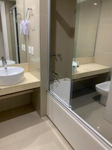 a bathroom with a sink and a shower and a toilet at Green Park Departamento en PB hasta 5 personas con Parrillero in Punta del Este