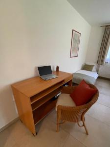 Televízia a/alebo spoločenská miestnosť v ubytovaní Kersko Apartments