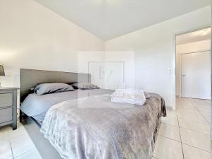 アンヌマスにあるB&V PRESTIGE Residence Beysanの白いベッドルーム(ベッド1台、ドレッサー付)