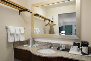 Ein Badezimmer in der Unterkunft Travelodge by Wyndham Florida City/Homestead/Everglades